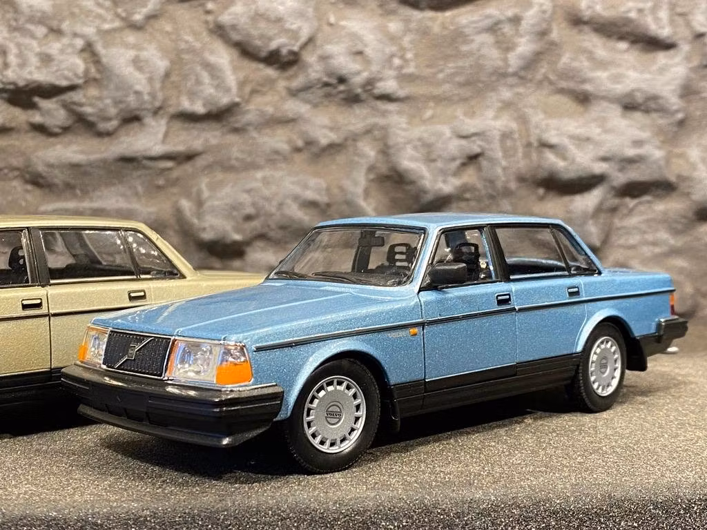 Skala 1/24 Volvo 240 GL, Blue, fr Nex models / Welly