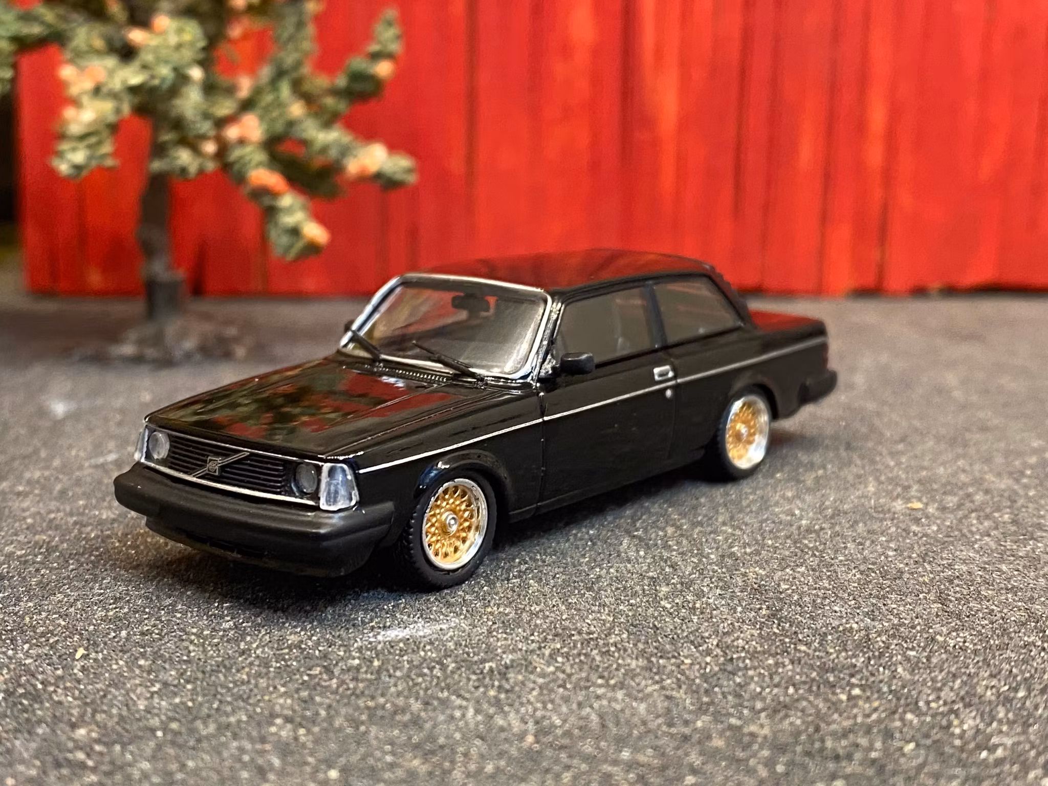 Skala 1/64 Volvo 242 Custom, Black fr TARMAC