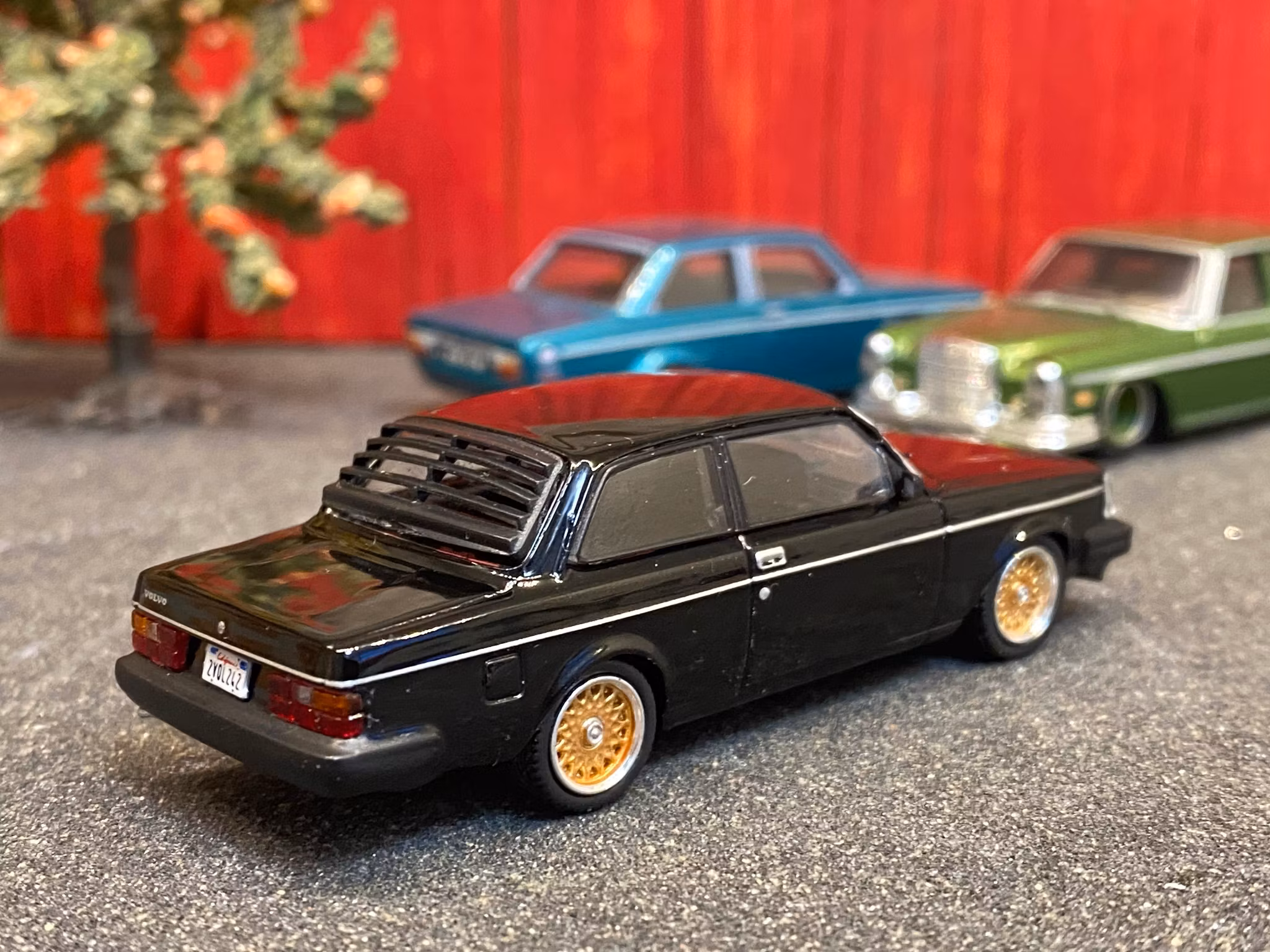 Skala 1/64 Volvo 242 Custom, Black fr TARMAC