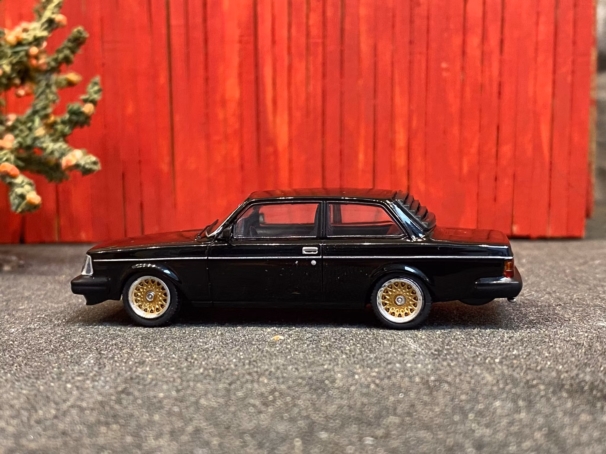 Skala 1/64 Volvo 242 Custom, Black fr TARMAC