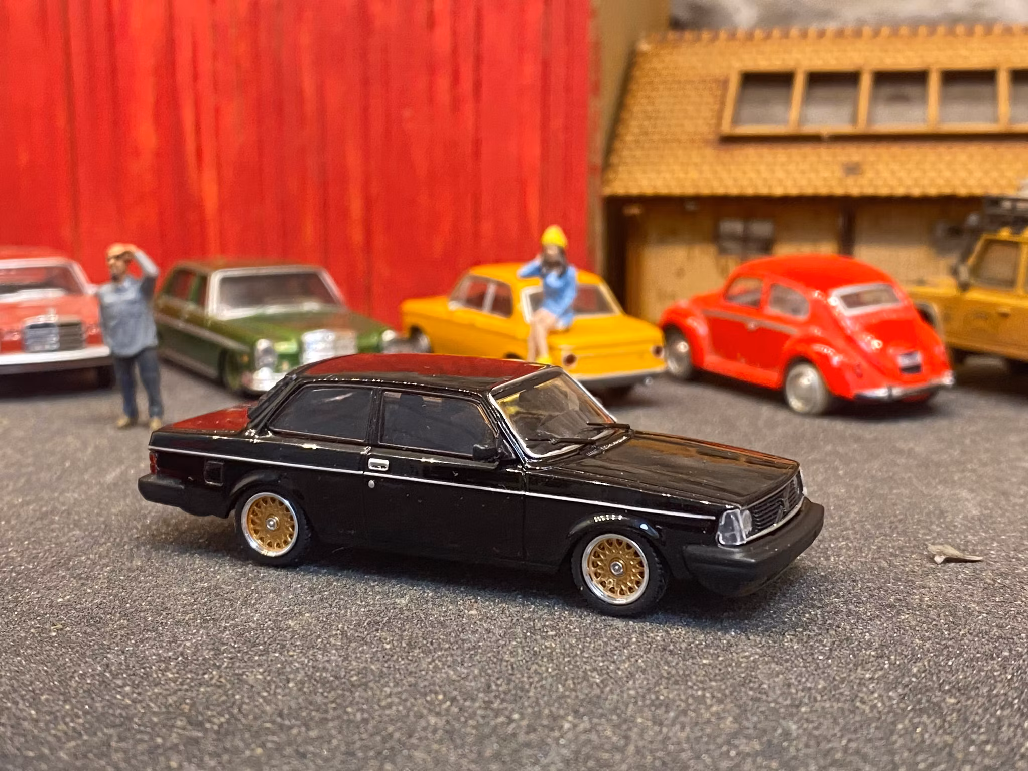 Skala 1/64 Volvo 242 Custom, Black fr TARMAC