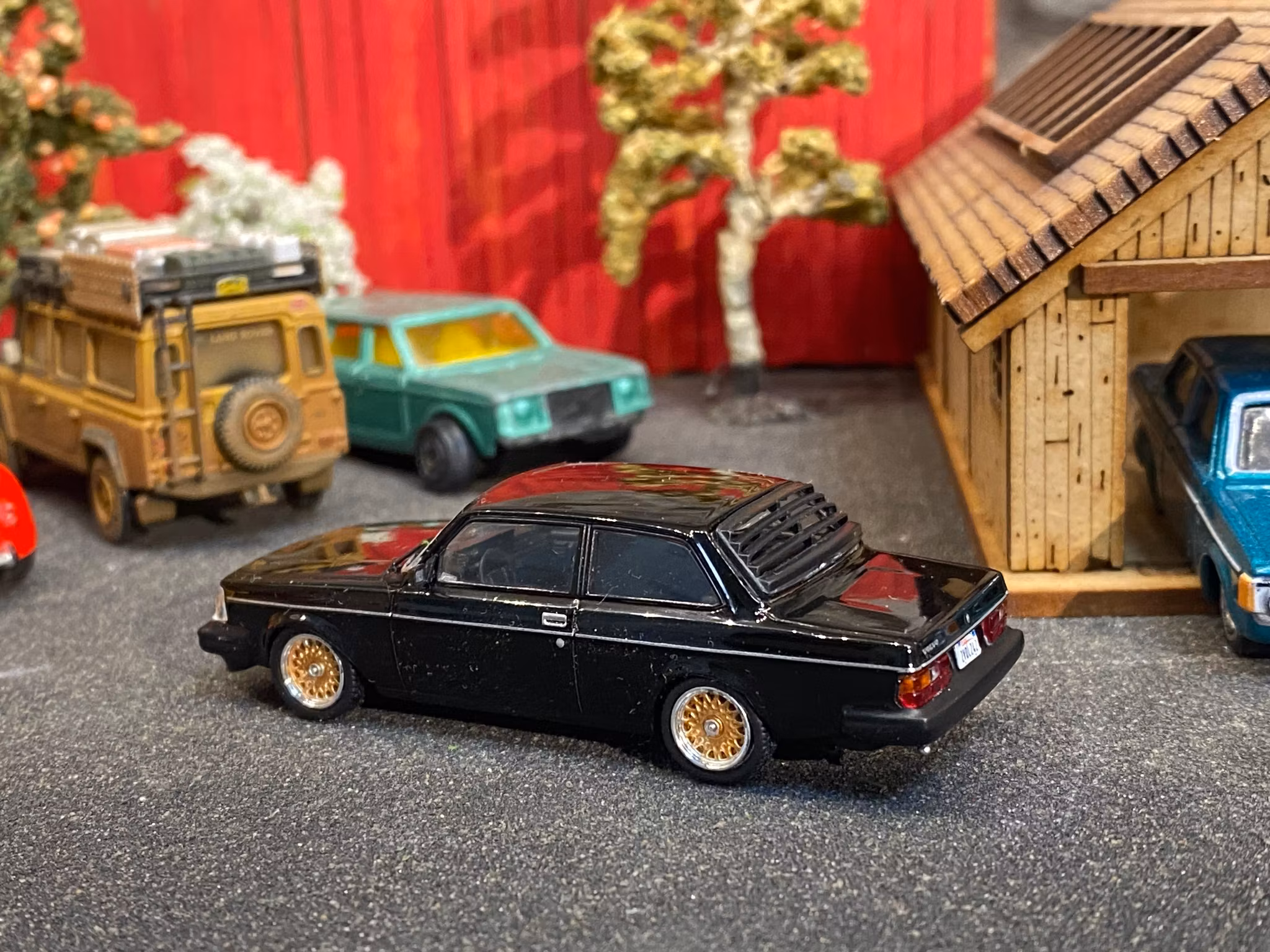 Skala 1/64 Volvo 242 Custom, Black fr TARMAC