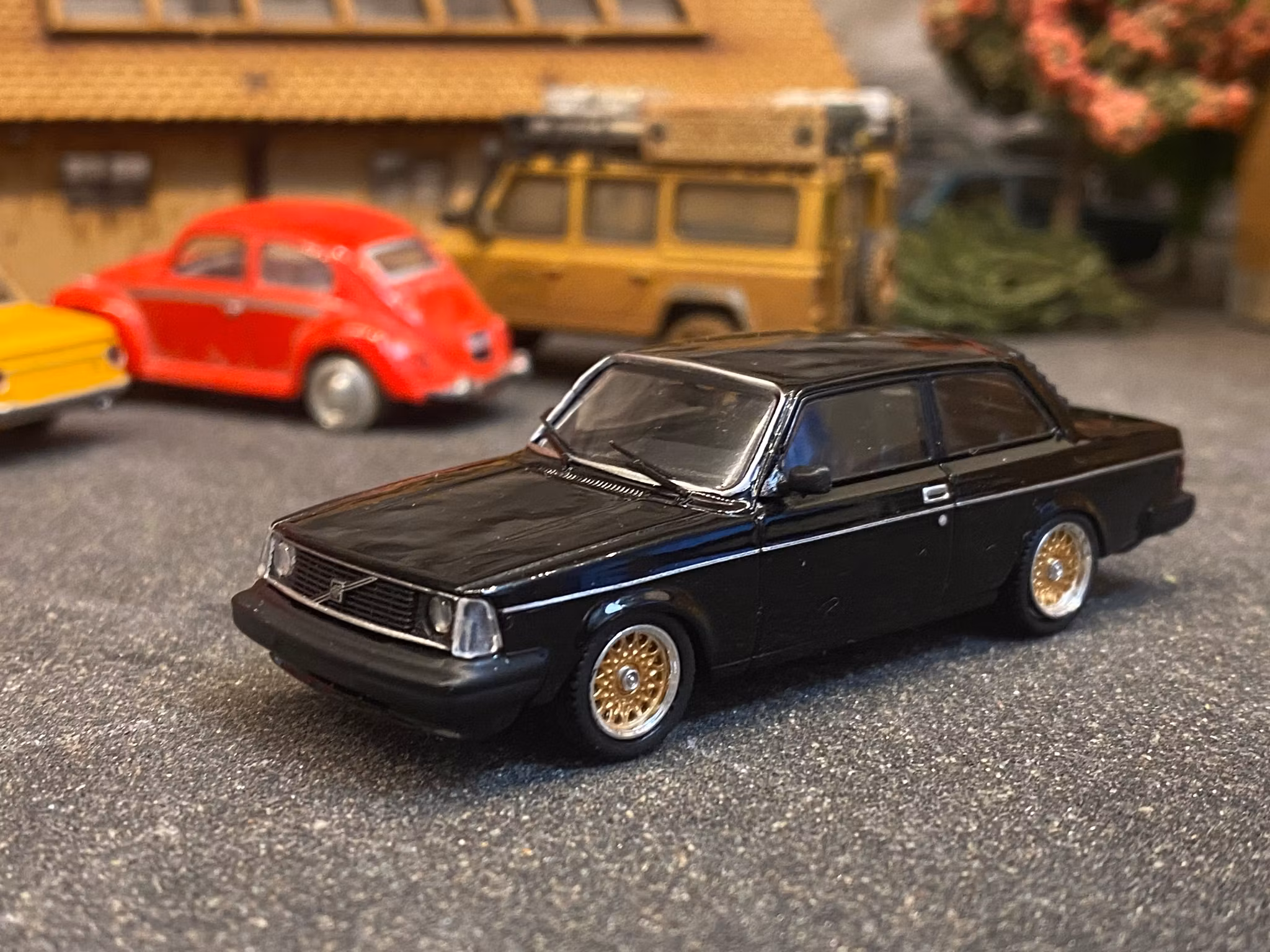 Skala 1/64 Volvo 242 Custom, Black fr TARMAC