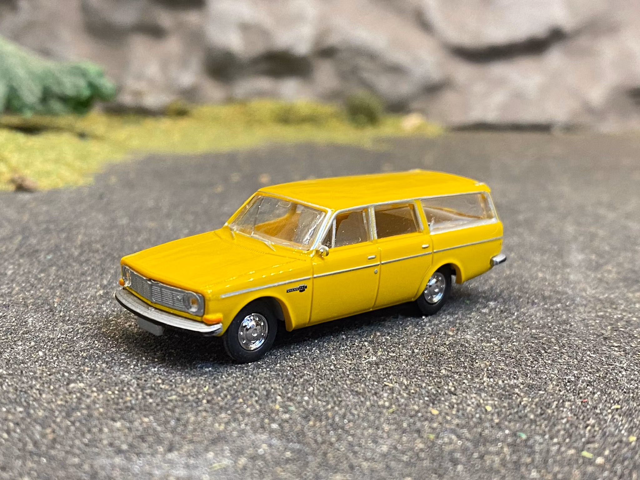 Skala 1/87 H0 - Volvo 145 (140), Dark yellow fr Brekina
