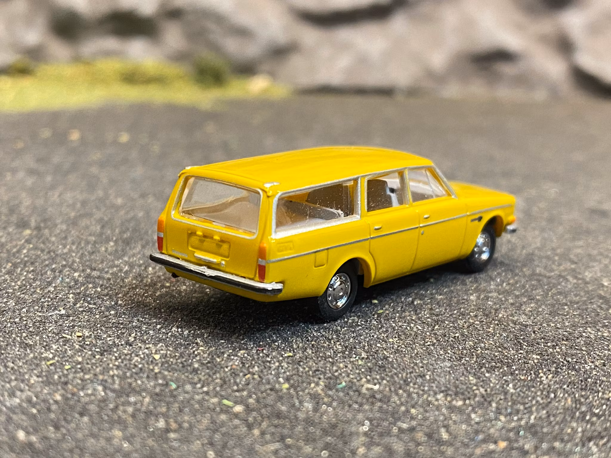 Skala 1/87 H0 - Volvo 145 (140), Dark yellow fr Brekina