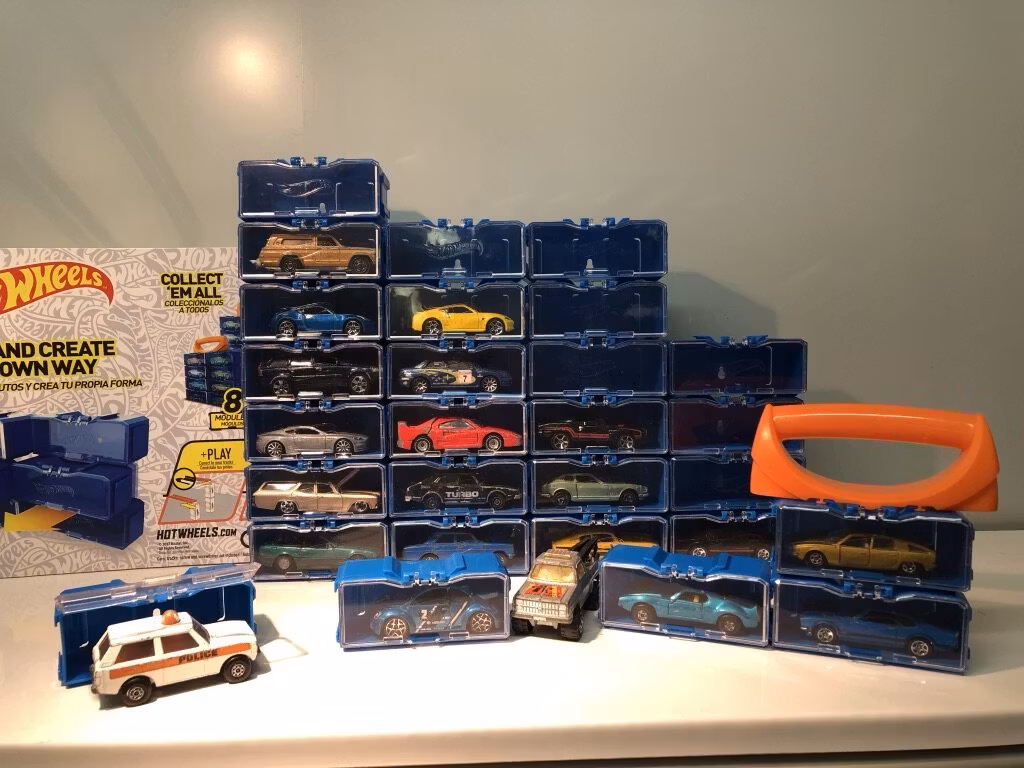 Scale 1/64, 28-pack Hot Wheels Modules/Cases, Multibrick Car Case