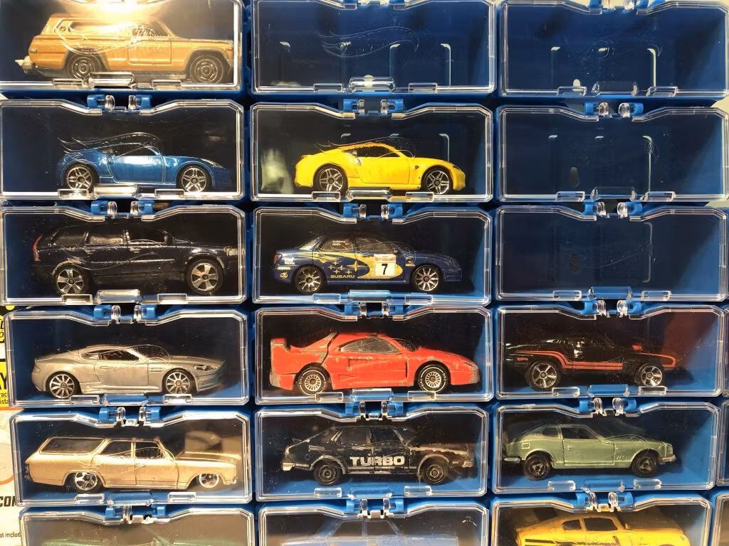 Scale 1/64, 28-pack Hot Wheels Modules/Cases, Multibrick Car Case