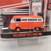 Skala 1/64 Greenlight "Running on Empty" Volkswagen Type 2 Panel Van "Hard Working Gas" Ser.16