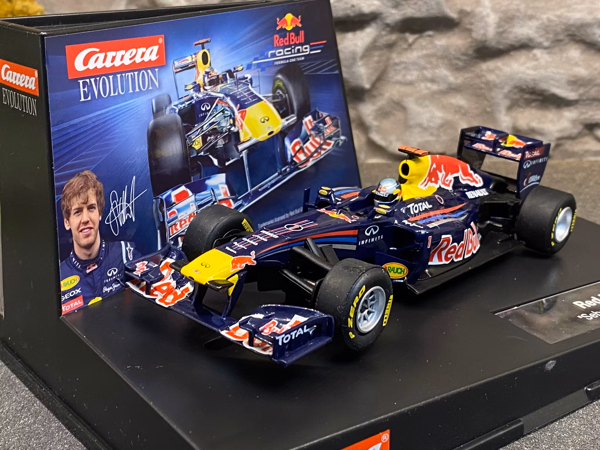 Skala 1/32 Analog slotcar fr Carrera: Red Bull RB7, Sebastian Vettel #1