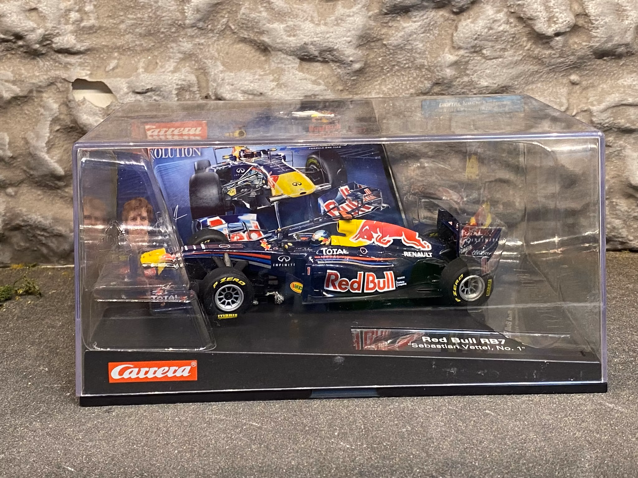 Skala 1/32 Analog slotcar fr Carrera: Red Bull RB7, Sebastian Vettel #1