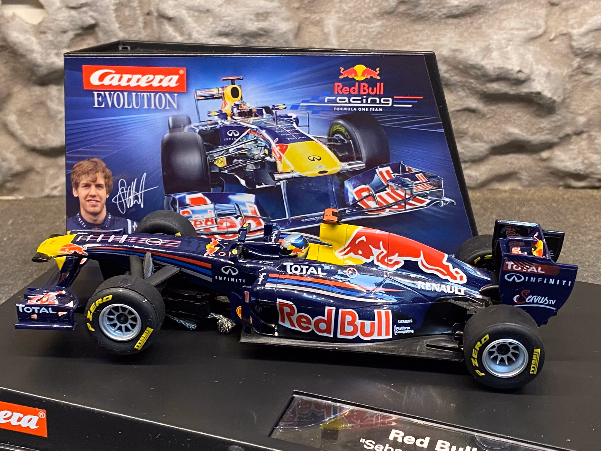 Skala 1/32 Analog slotcar fr Carrera: Red Bull RB7, Sebastian Vettel #1