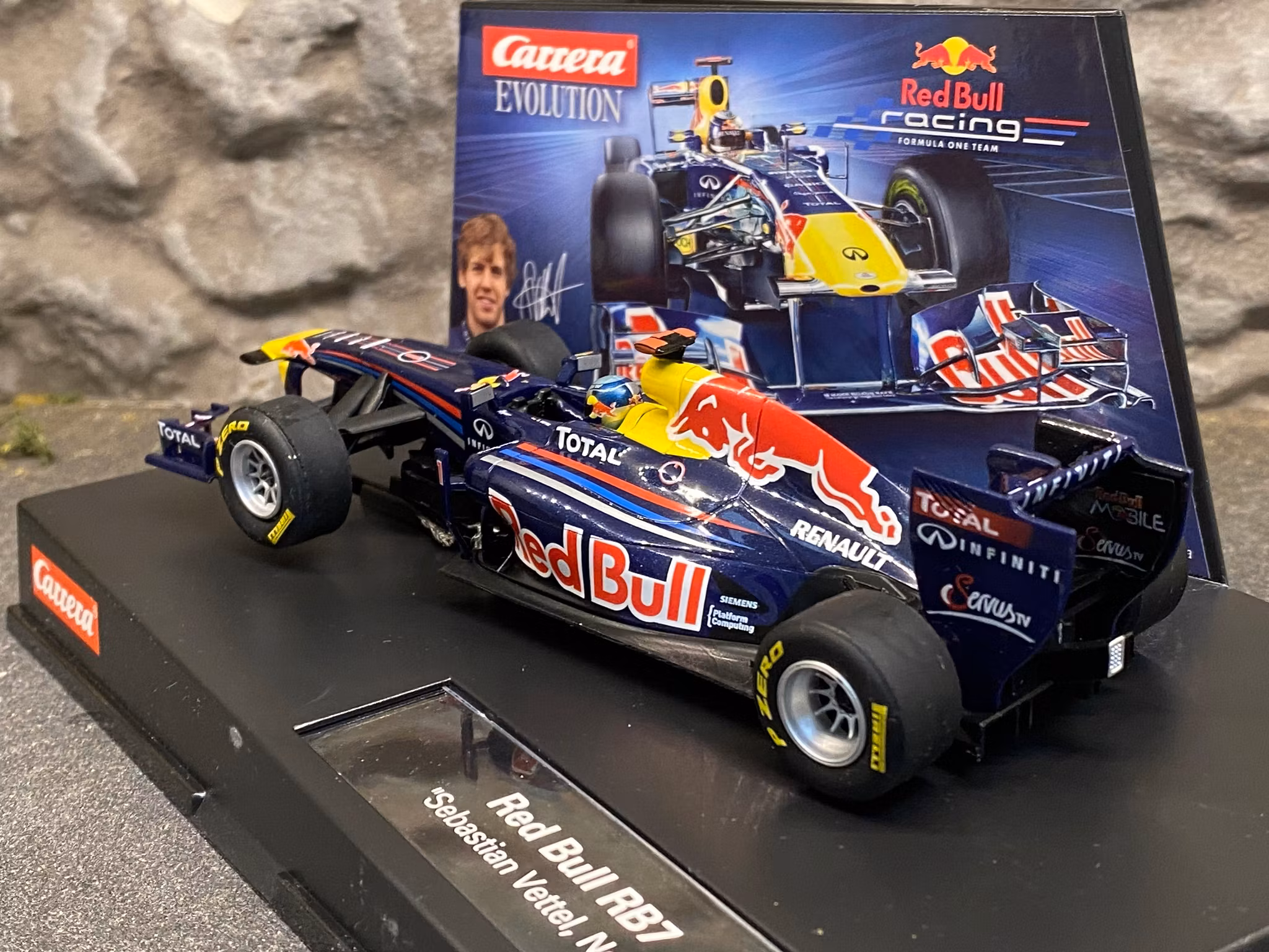 Skala 1/32 Analog slotcar fr Carrera: Red Bull RB7, Sebastian Vettel #1