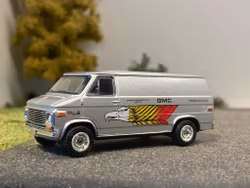 Skala 1/64 - Gorgeous GMC Vandura 76' fr GreenLight Exclusive
