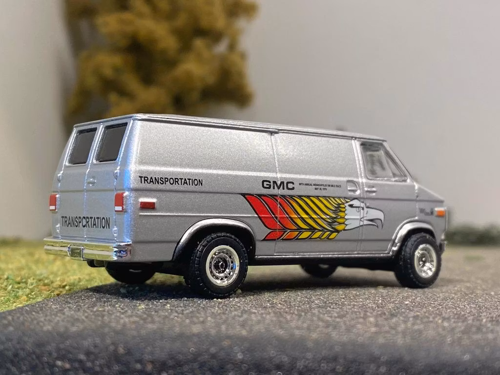 Skala 1/64 - Gorgeous GMC Vandura 76' fr GreenLight Exclusive