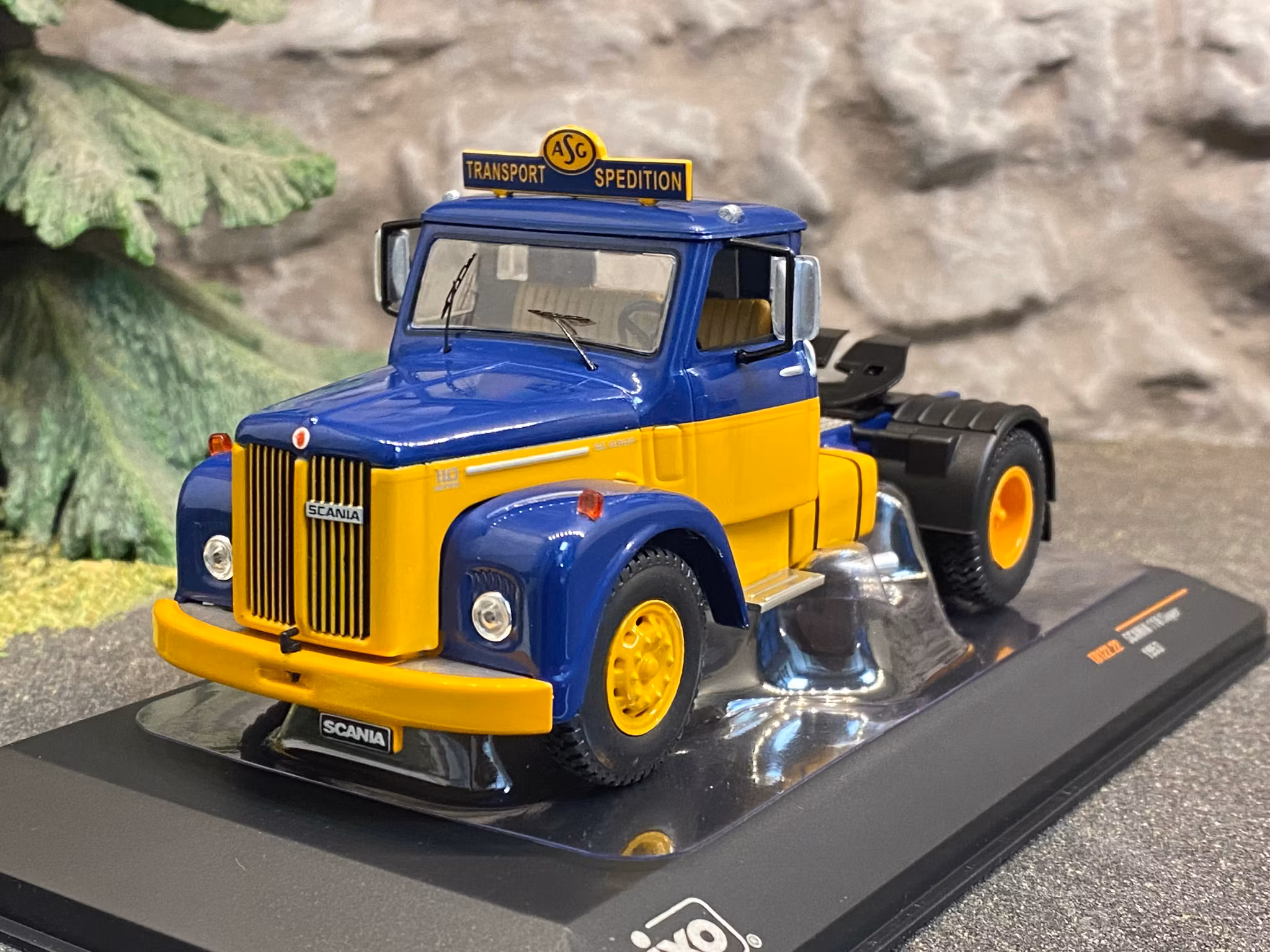 Skala 1/43 Scania 110 Super ASG, Blue/yellow fr IXO Models