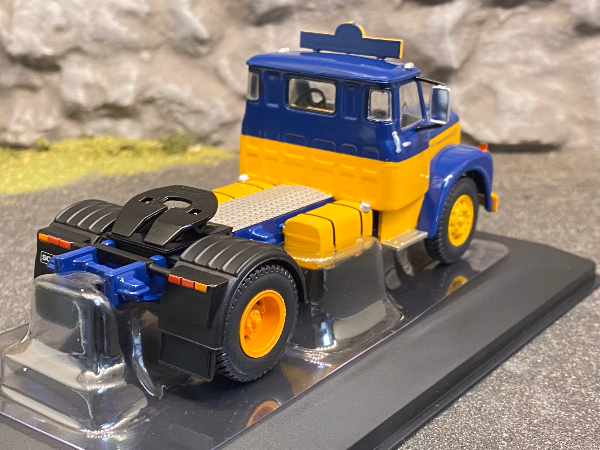 Skala 1/43 Scania 110 Super ASG, Blue/yellow fr IXO Models