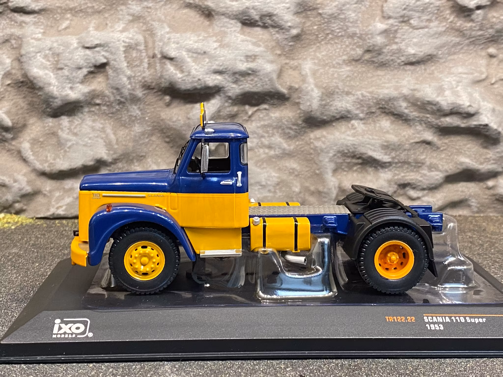 Skala 1/43 Scania 110 Super ASG, Blue/yellow fr IXO Models