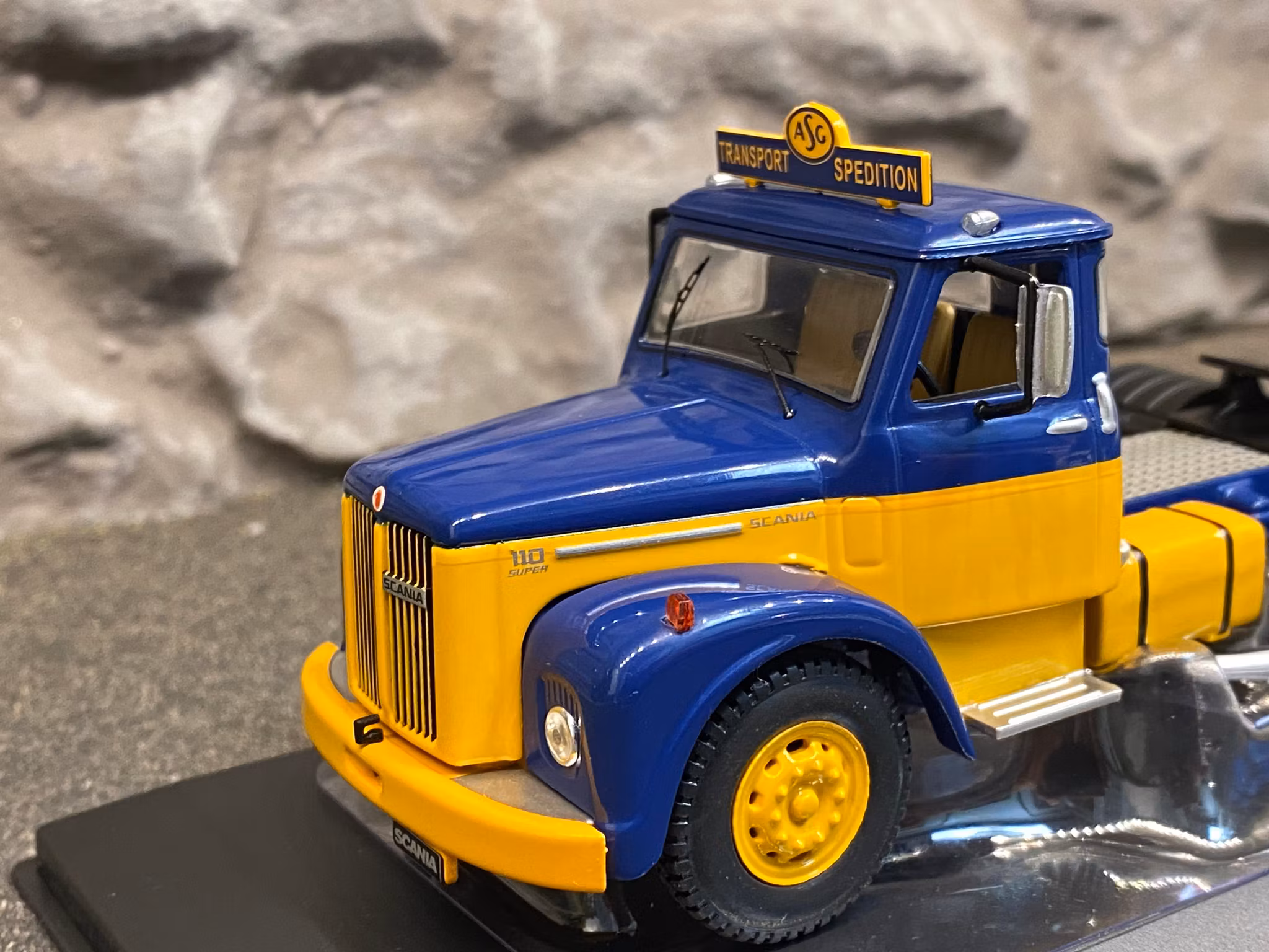 Skala 1/43 Scania 110 Super ASG, Blue/yellow fr IXO Models