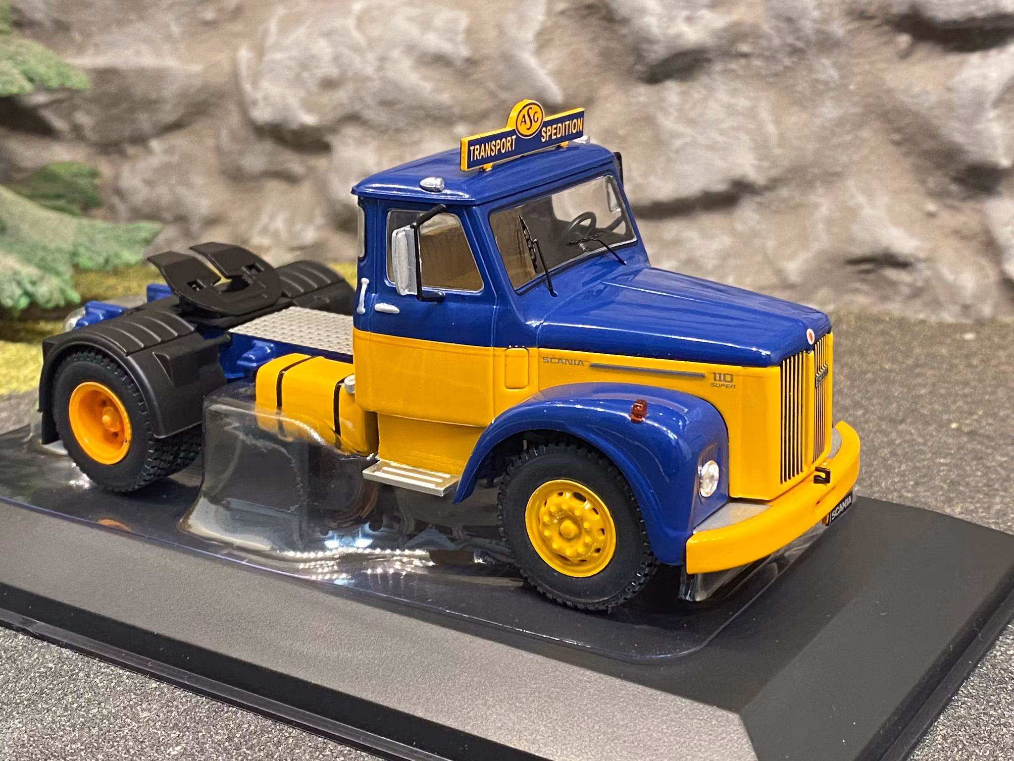 Skala 1/43 Scania 110 Super ASG, Blue/yellow fr IXO Models