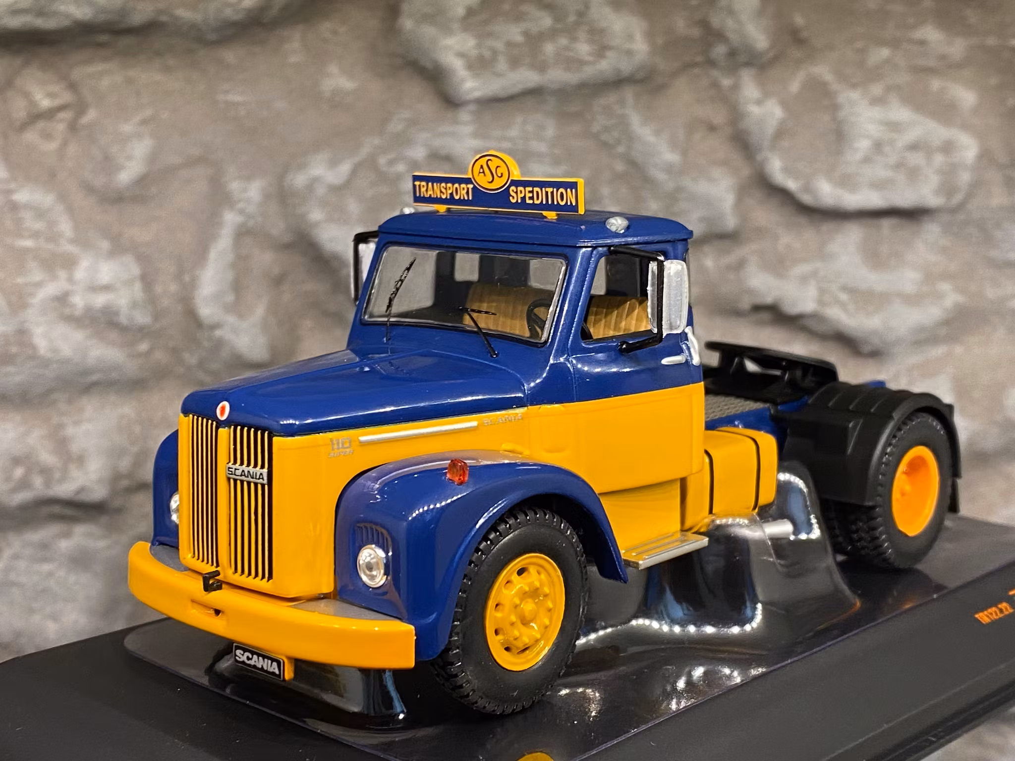 Skala 1/43 Scania 110 Super ASG, Blue/yellow fr IXO Models