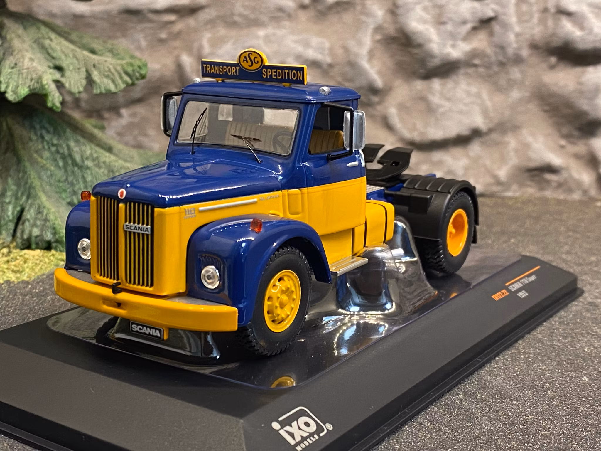 Skala 1/43 Scania 110 Super ASG, Blue/yellow fr IXO Models