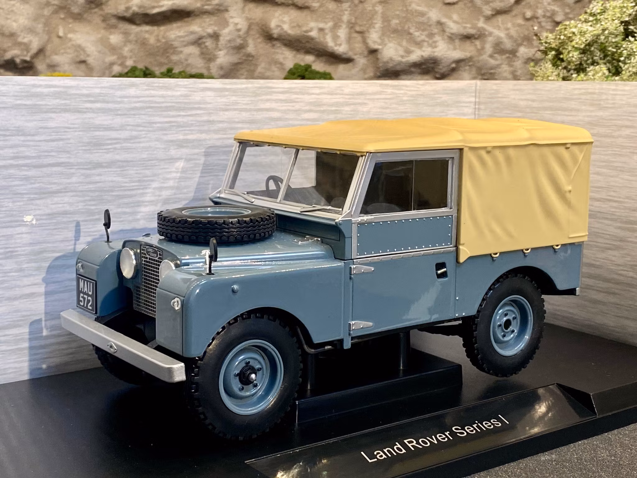 Skala 1/18 Land Rover, Series 1, Gray/beige fr MCG Model Car Group