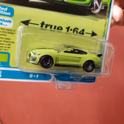 Skala 1/64 Shelby GT-500 Carbon Fiber TrackPack Rel.2 Ver.A från AUTO WORLD Lim ed