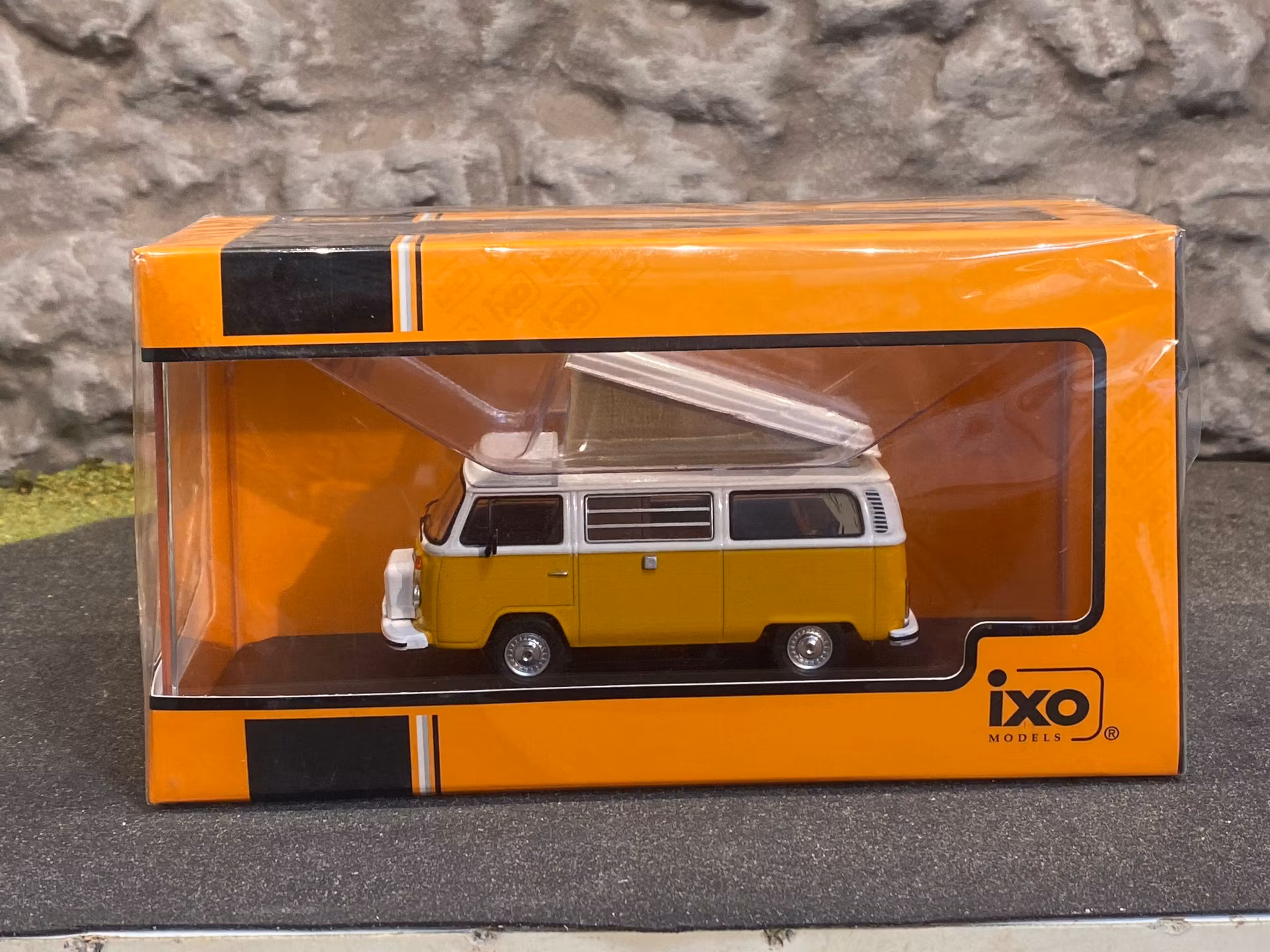 Skala 1/43 Volkswagen T2 Westfalia, Yellow /White fr IXO Models
