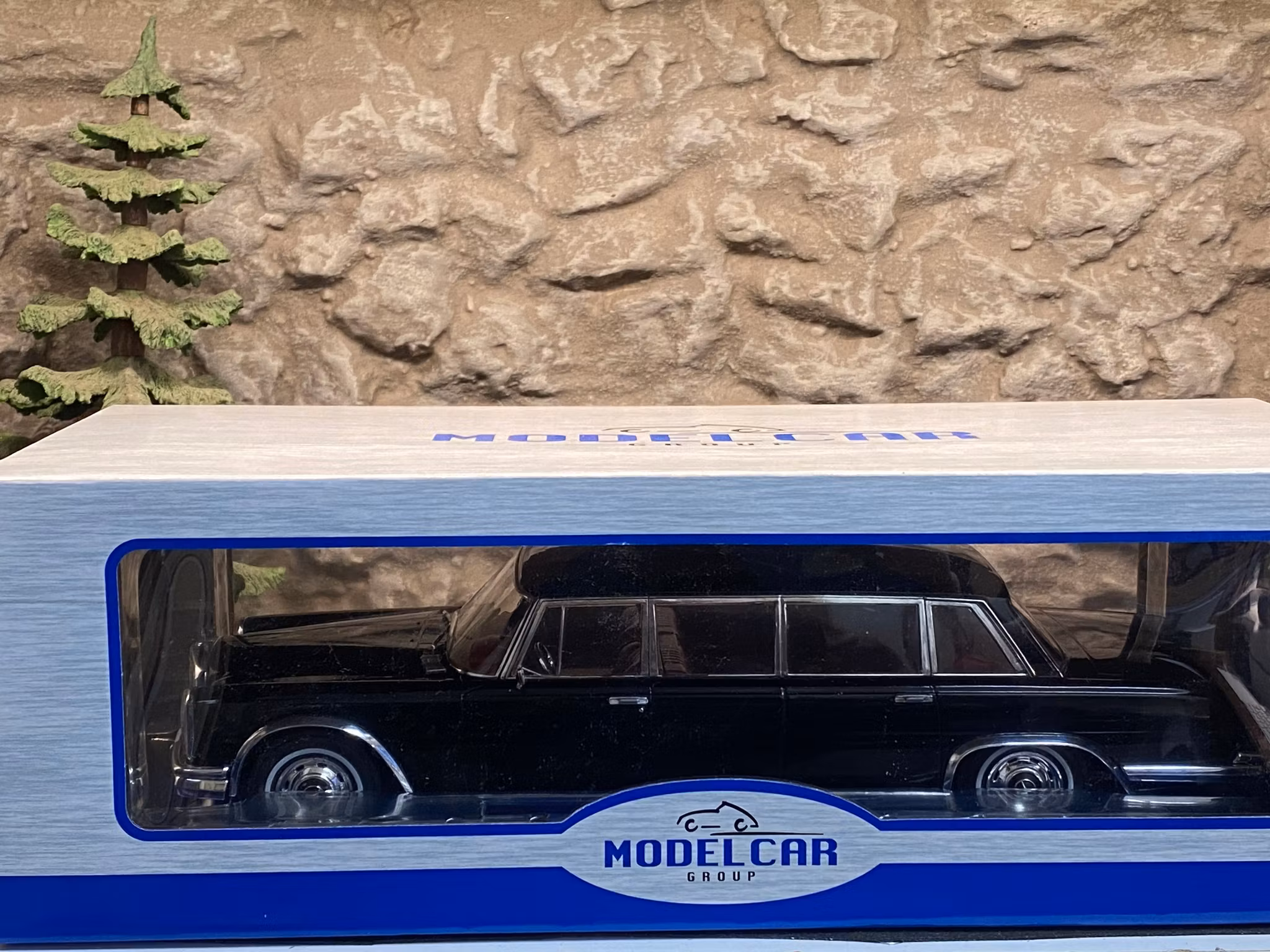 Skala 1/18 Mercedes 600 (W100) Pullman, black 1969 fr MCG Model Car Group