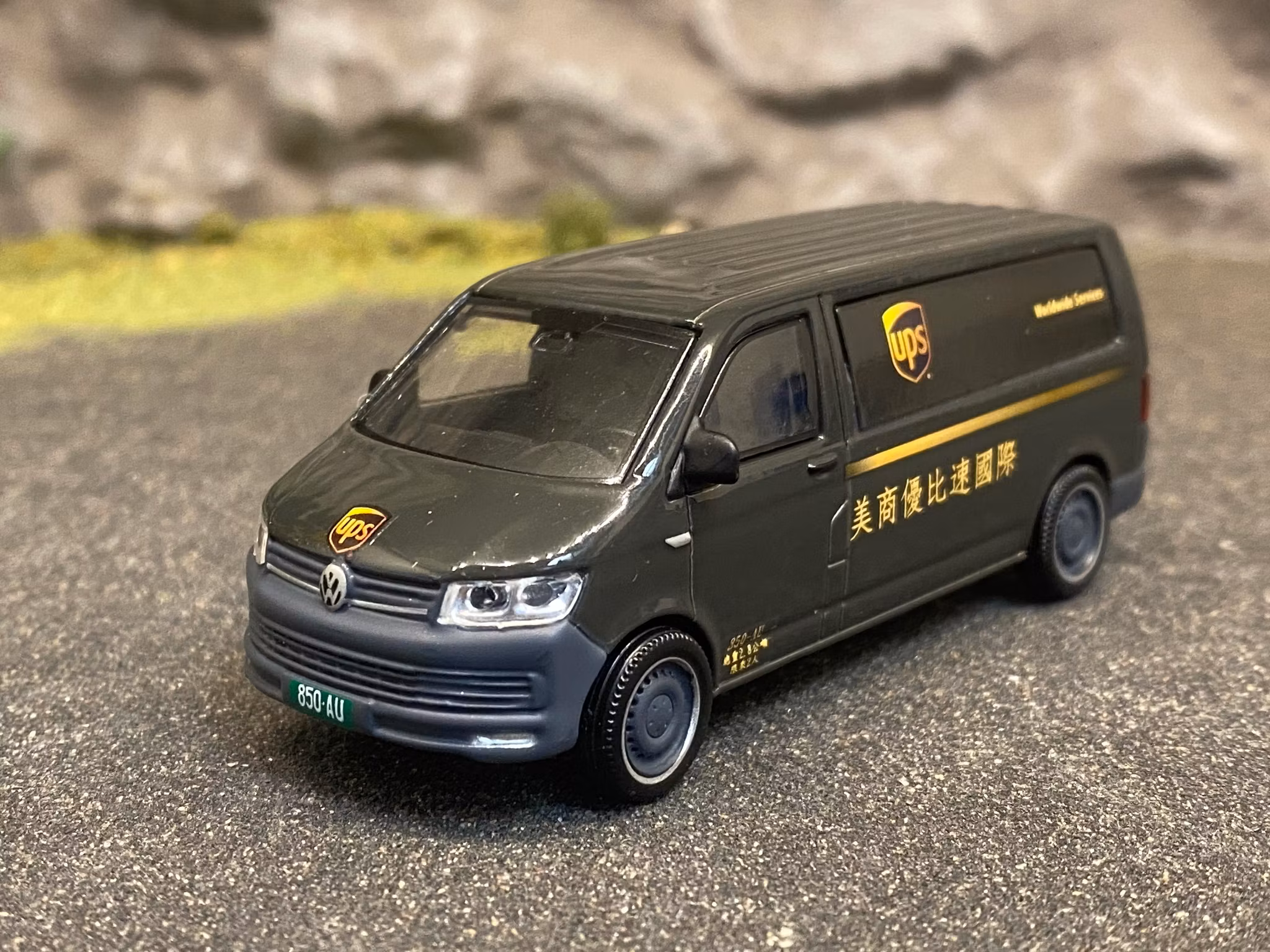 Skala 1/64 - Volkswagen T6 Transporter - UPS Taiwan fr Tiny