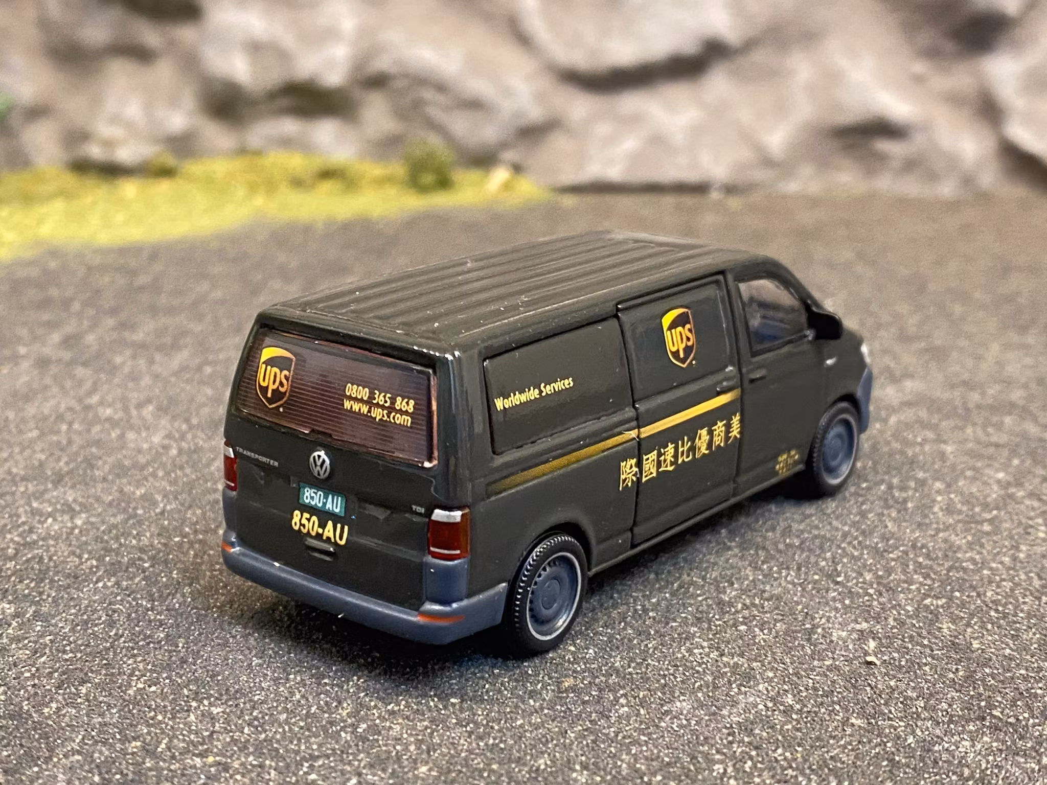 Skala 1/64 - Volkswagen T6 Transporter - UPS Taiwan fr Tiny