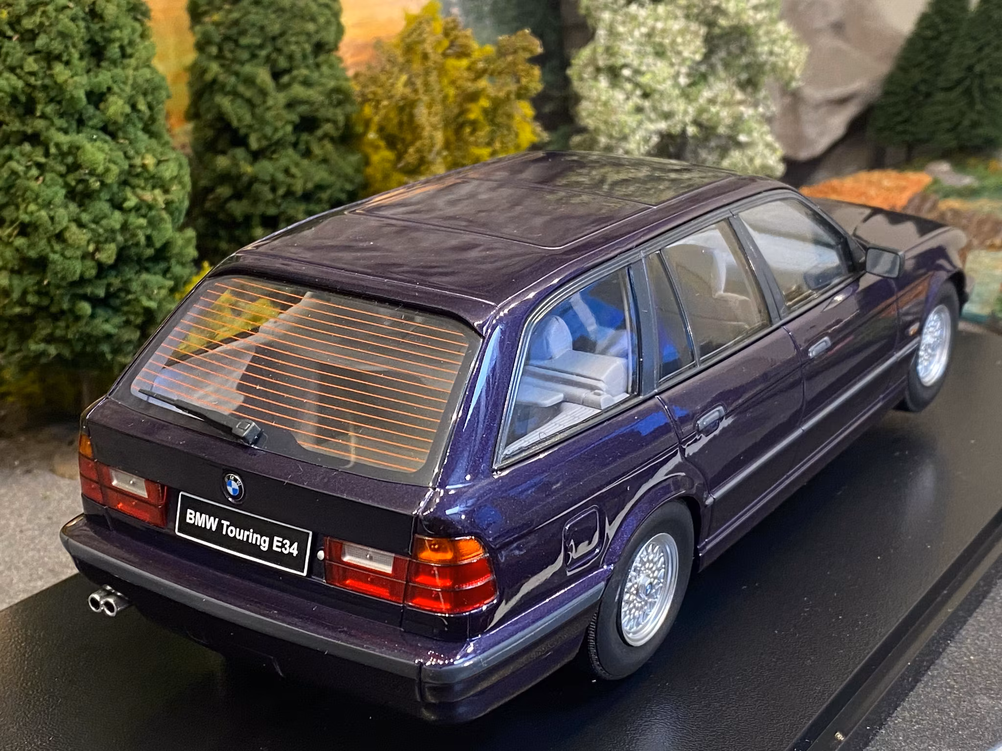 Skala 1/18 BMW 5-series Touring E34 96' Techno Violet met fr Triple9 Collection