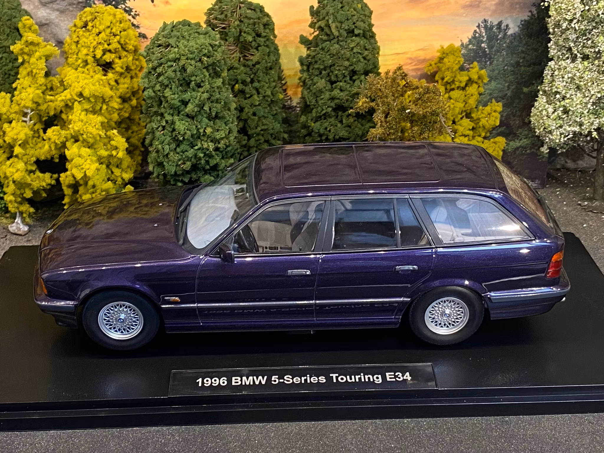 Skala 1/18 BMW 5-series Touring E34 96' Techno Violet met fr Triple9 Collection