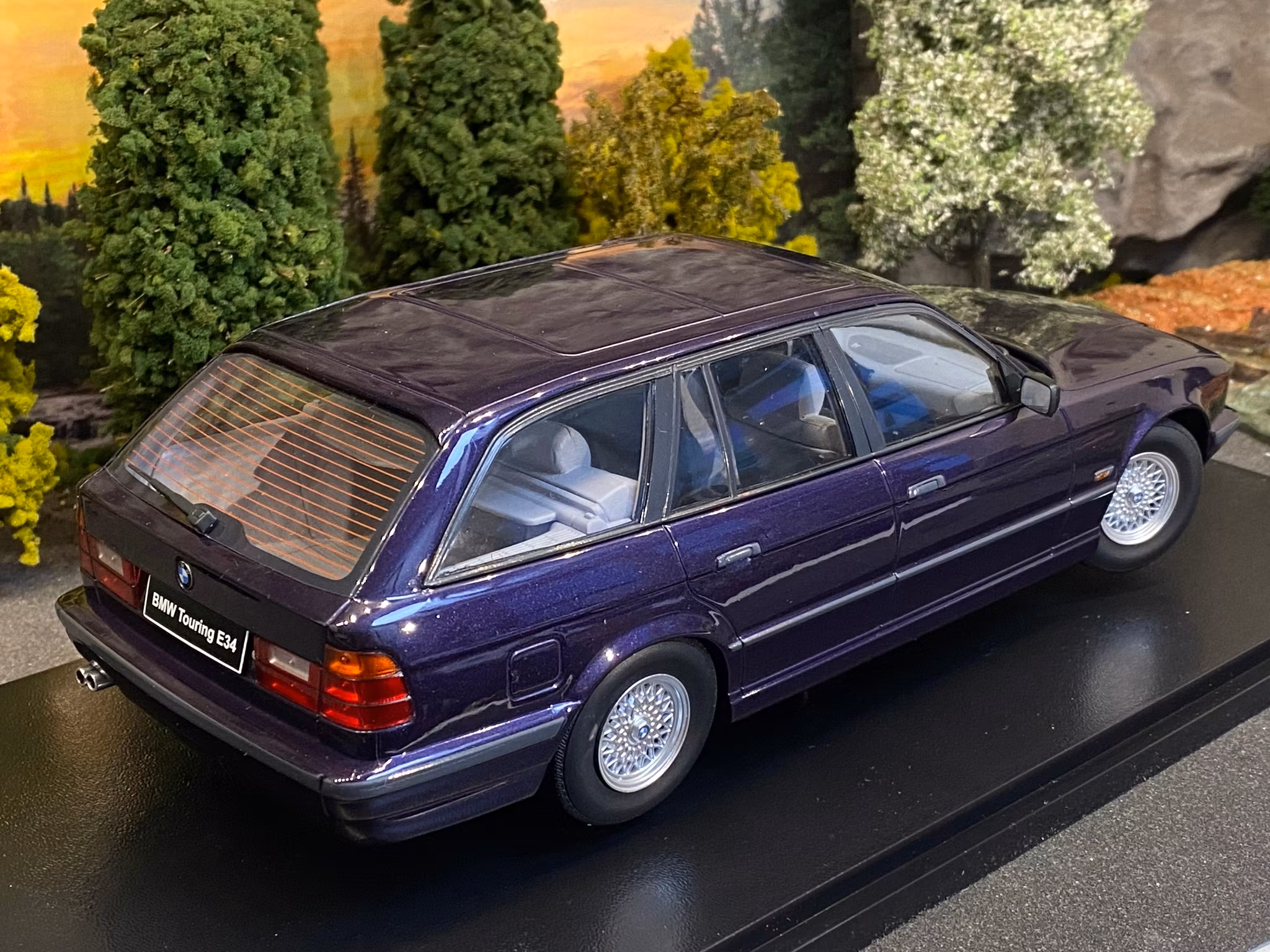 Skala 1/18 BMW 5-series Touring E34 96' Techno Violet met fr Triple9 Collection