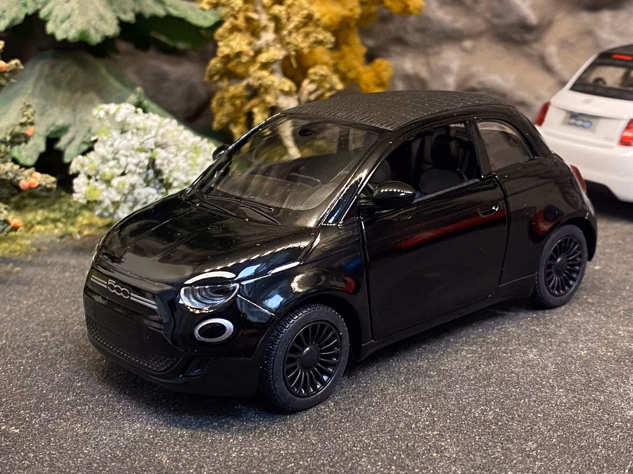 Skala 1/24 (1/28) Fiat 500e, Black fr Kinsmart