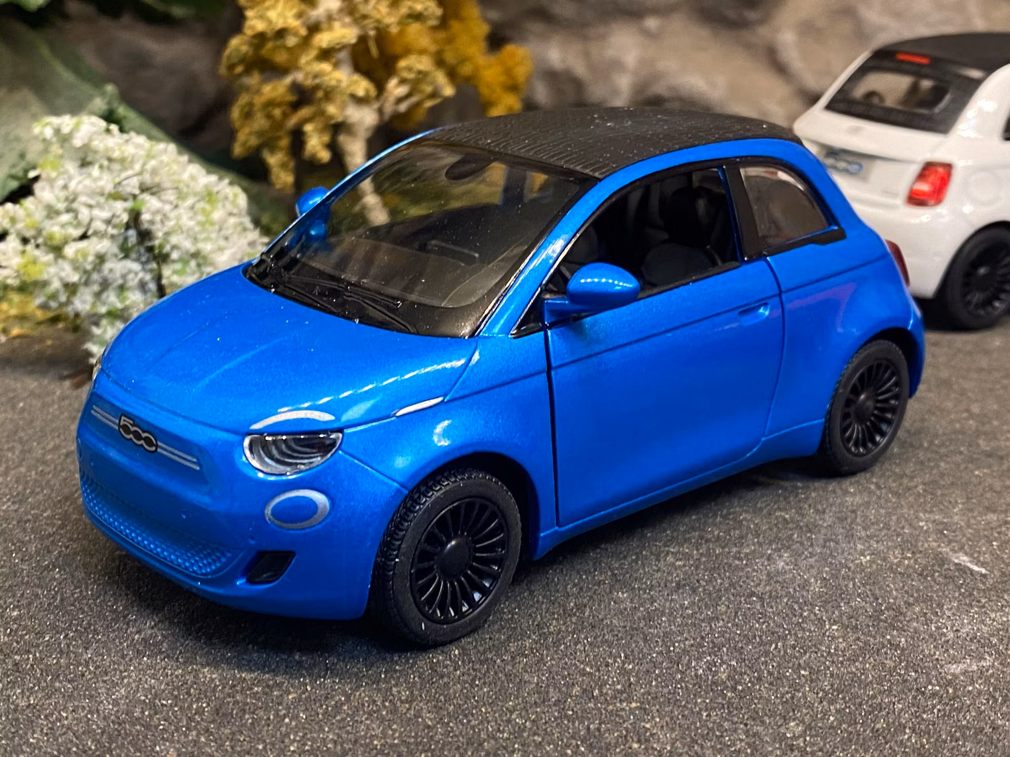 Skala 1/24 (1/28) Fiat 500e, Blue fr Kinsmart