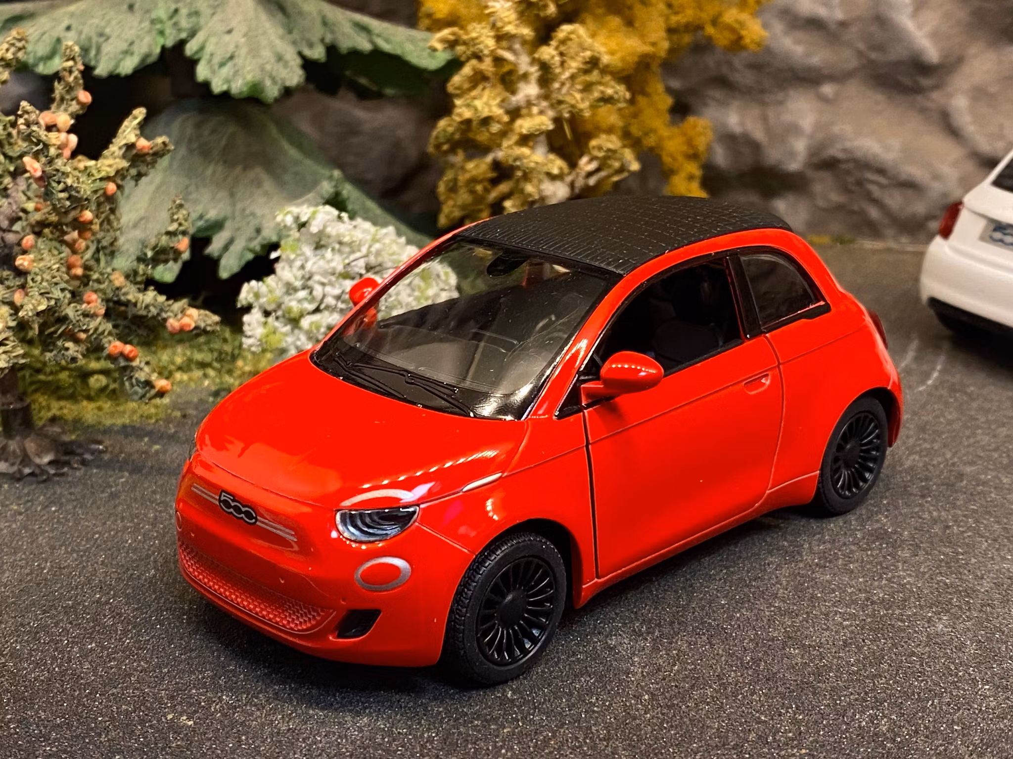 Skala 1/24 (1/28) Fiat 500e, Red fr Kinsmart