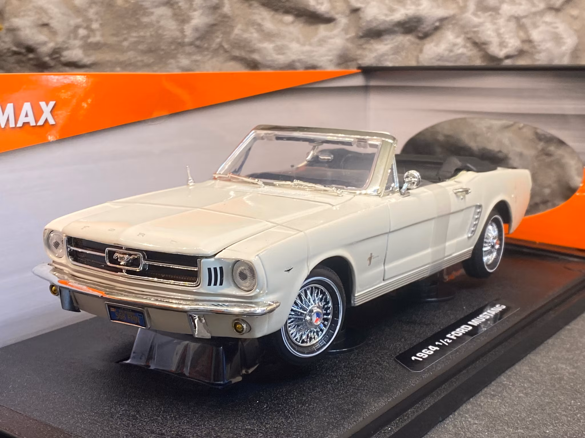 Skala 1/18 1964 1/2 Ford Mustang Convertible, Creme, Nex-models/Welly