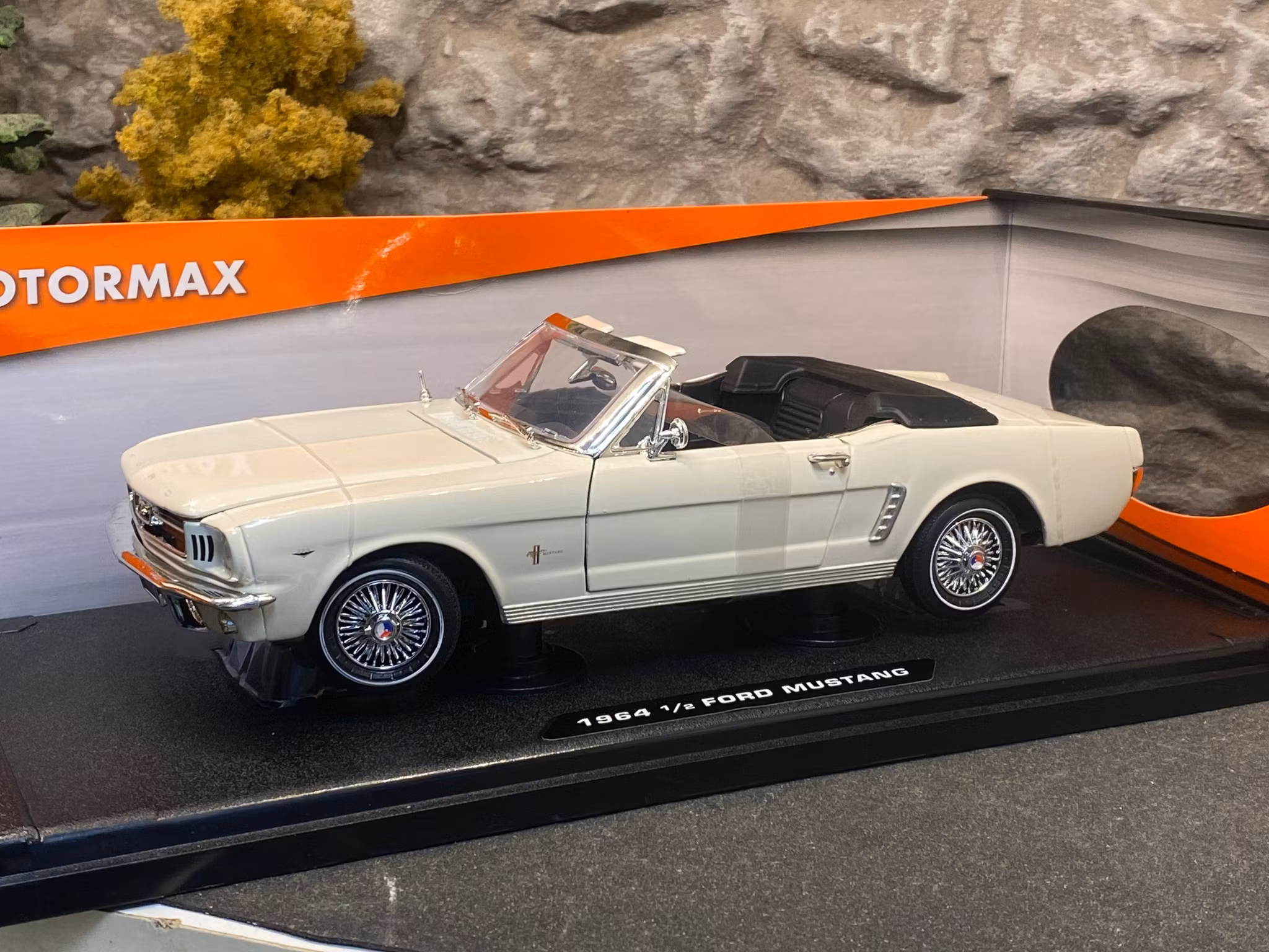 Skala 1/18 1964 1/2 Ford Mustang Convertible, Creme, Nex-models/Welly