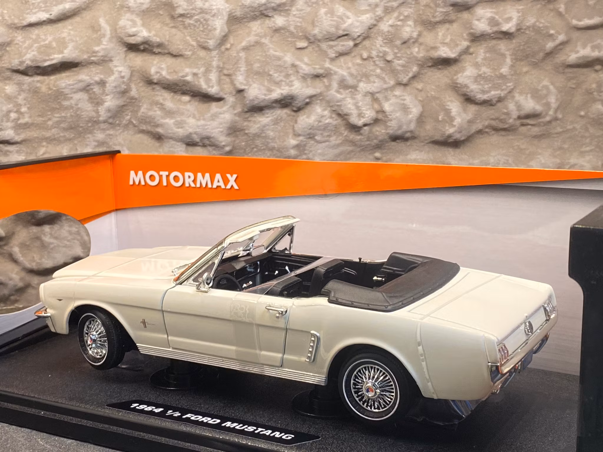 Skala 1/18 1964 1/2 Ford Mustang Convertible, Creme, Nex-models/Welly
