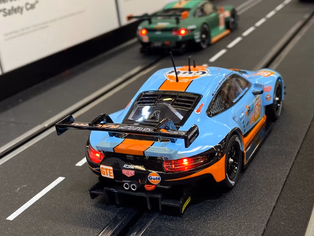 Skala 1/32 Analog slotcar fr Carrera: Porsche 911 RSR "Gulf Racing, Mike Wainwright, No.86", Silverstone 2018