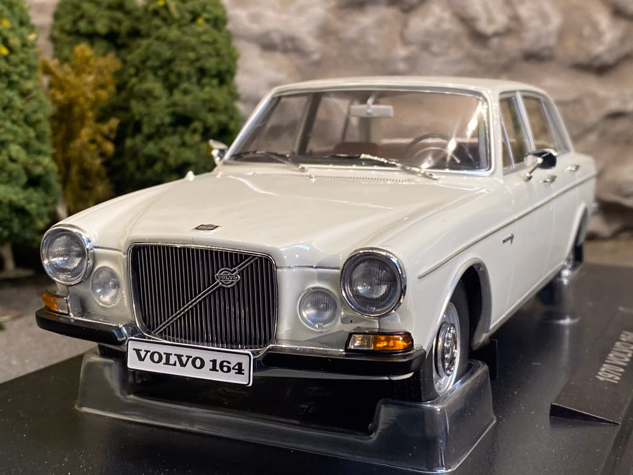 Tillfälle! Skala 1/18 Volvo 164, White w red interior fr Triple9 Collection