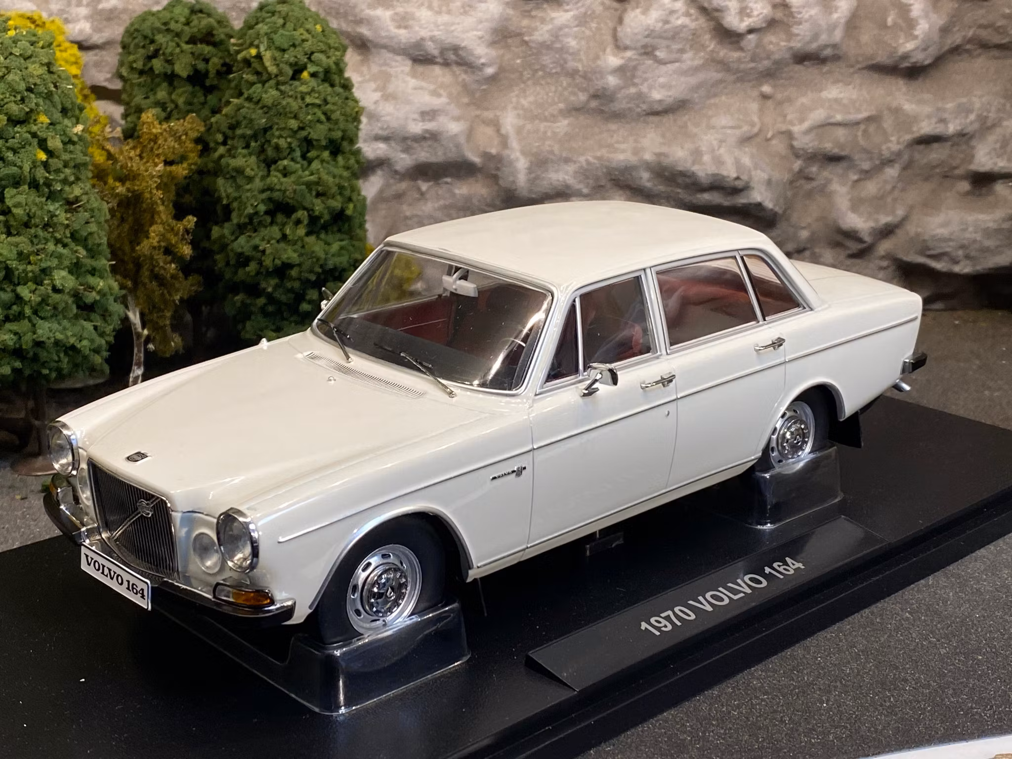 Tillfälle! Skala 1/18 Volvo 164, White w red interior fr Triple9 Collection
