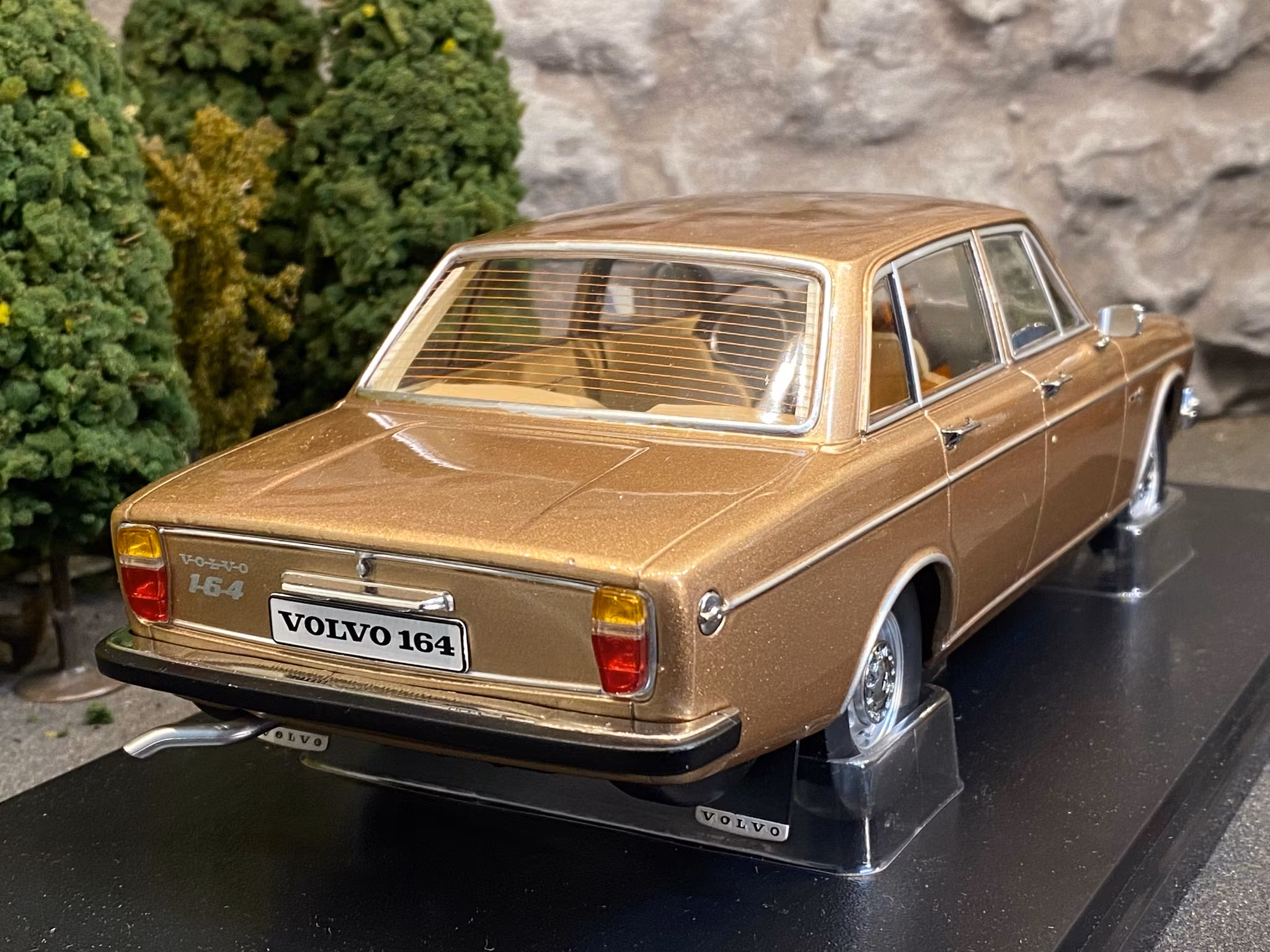 Tillfälle! Skala 1/18 Volvo 164, Gold Metallic fr Triple9 Collection