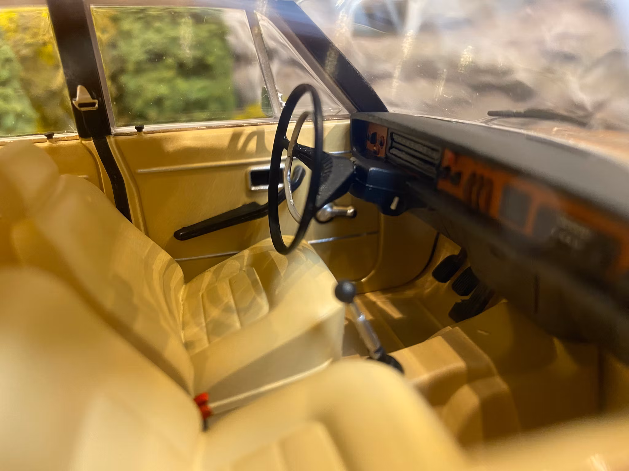 Tillfälle! Skala 1/18 Volvo 164, Gold Metallic fr Triple9 Collection