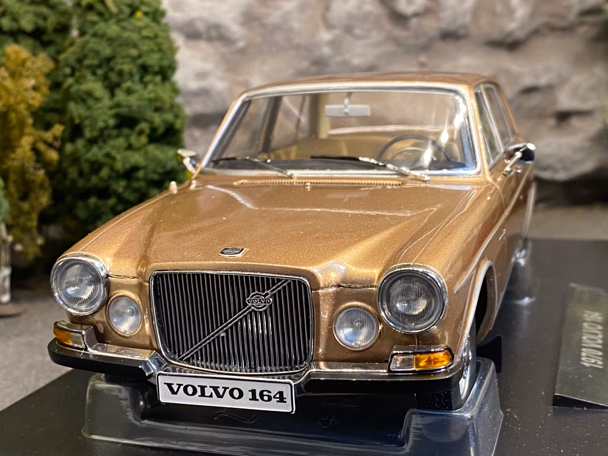Tillfälle! Skala 1/18 Volvo 164, Gold Metallic fr Triple9 Collection