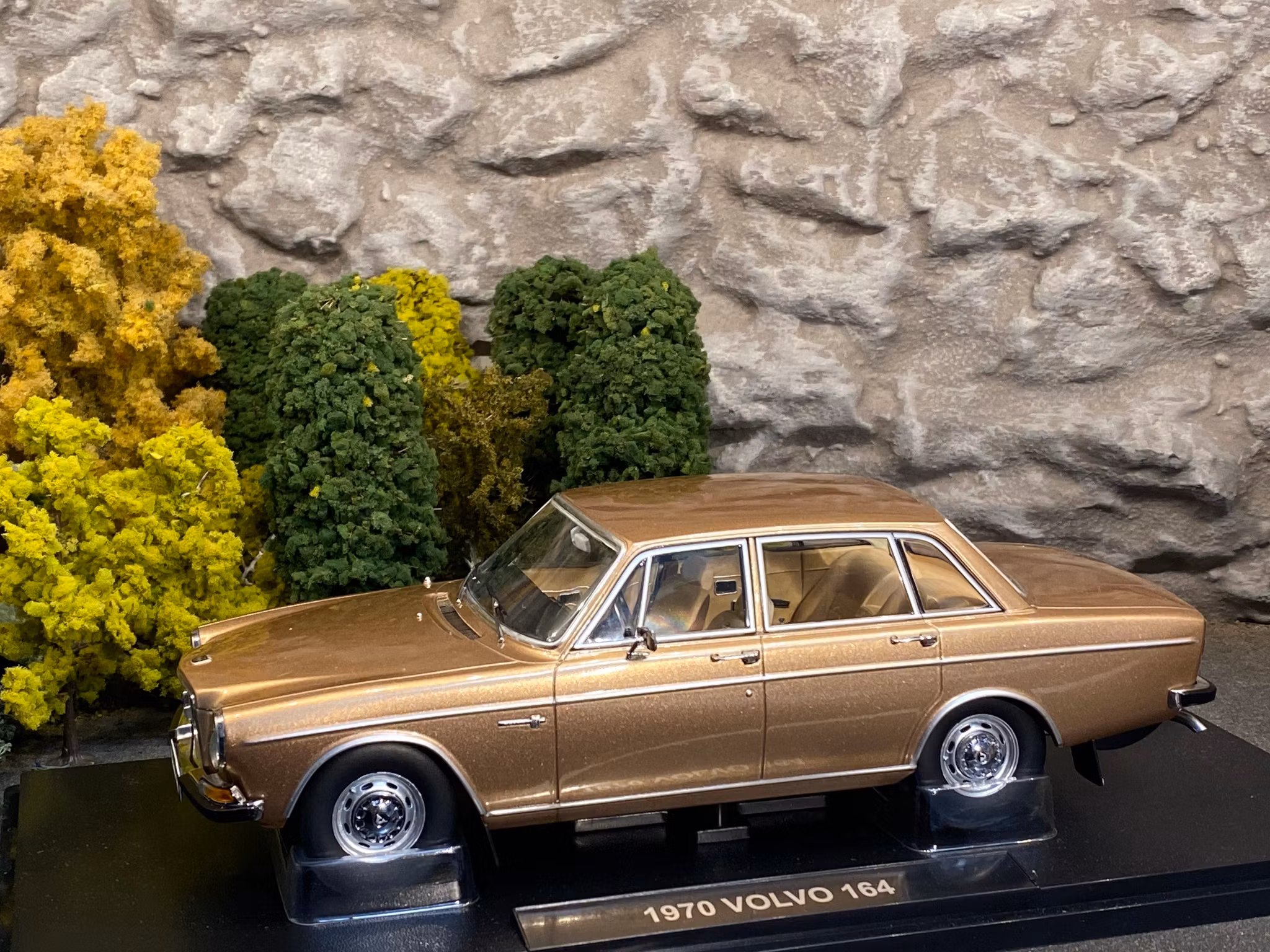 Tillfälle! Skala 1/18 Volvo 164, Gold Metallic fr Triple9 Collection