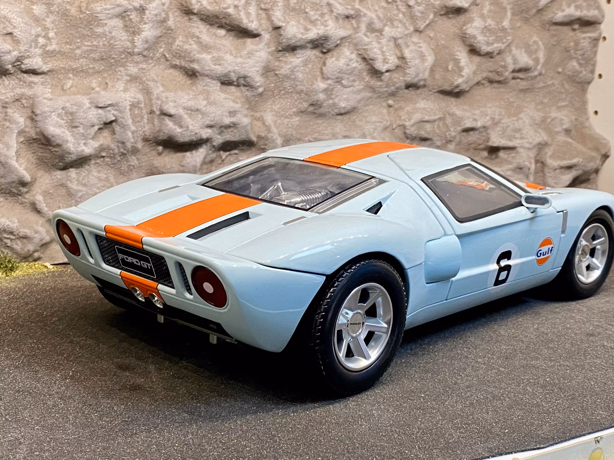Skala 1/12 Stor & tung Ford GT Concept, "GULF" fr MotorMax