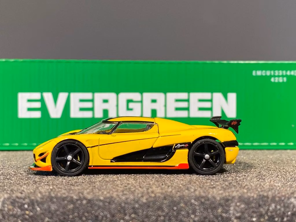 Skala 1/64 Exklusiv KOENIGSEGG AGERA RS, Gul/svart från TARMAC works