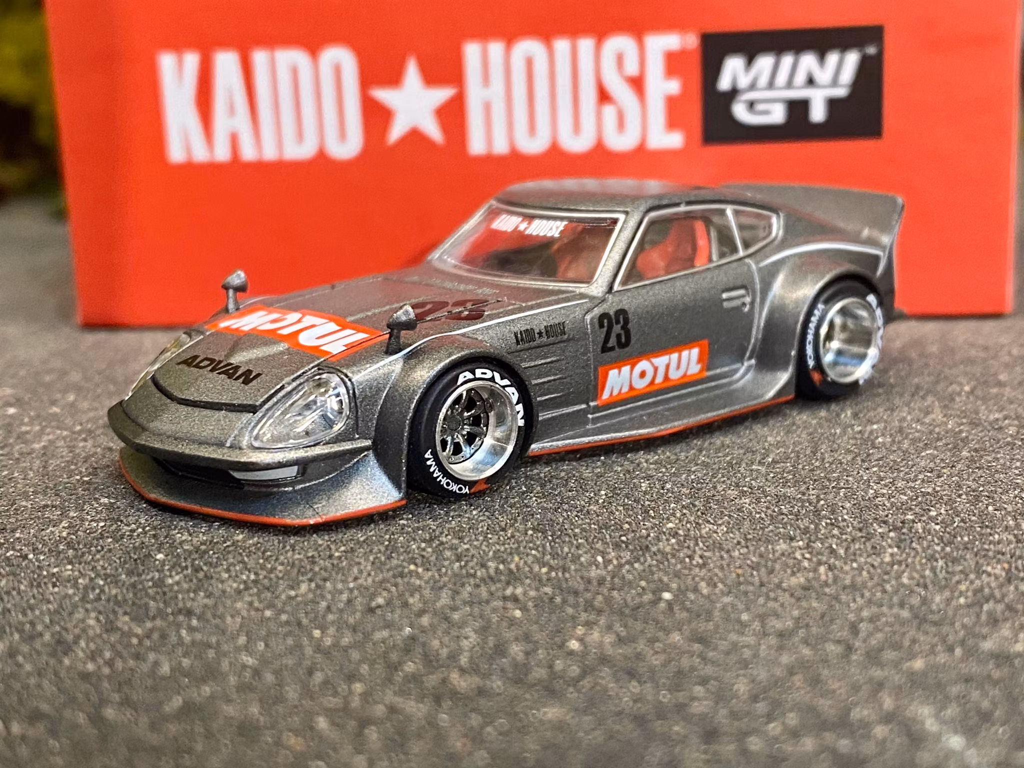 Skala 1/64 - Datsun KAIDO Fairlady Z, Grey (KHMG035) KAIDO fr MINI GT